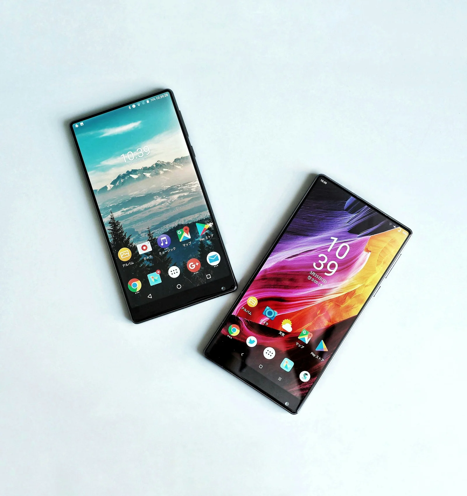 Dois smartphones lado a lado sobre uma superfície branca