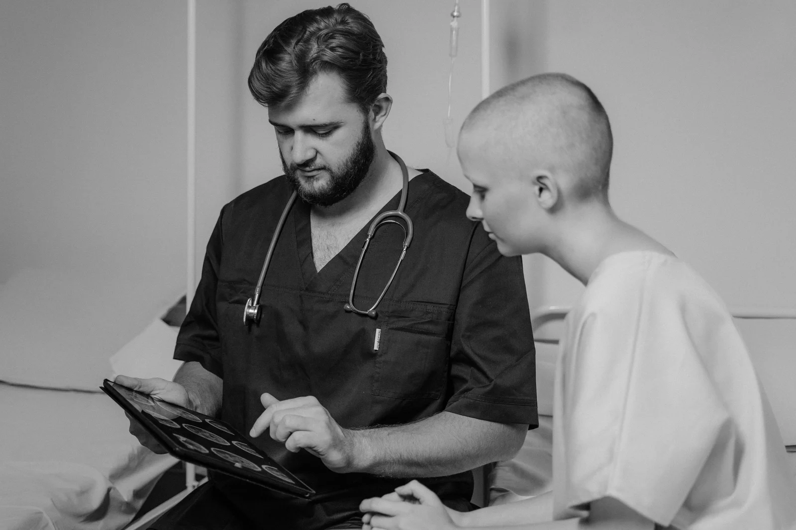 Profissional de saúde mostrando imagens médicas