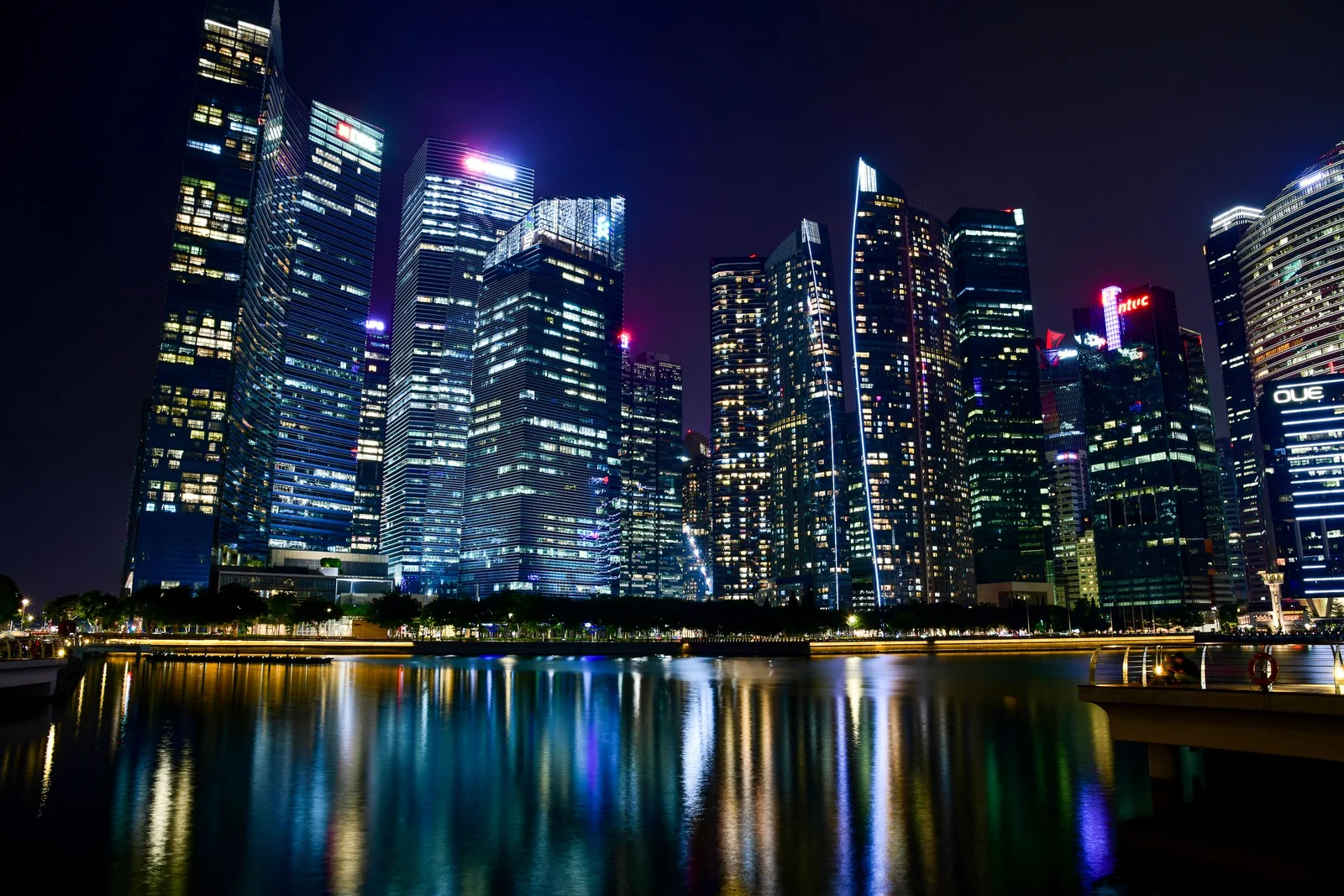Vista de uma cidade à noite