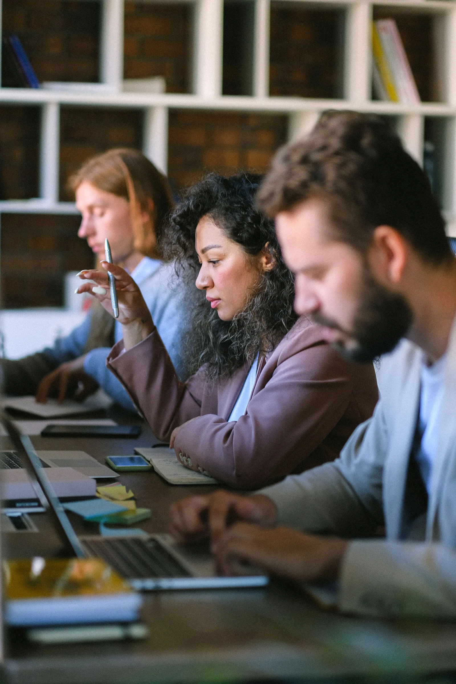 Equipe trabalhando com notebooks em um escritório