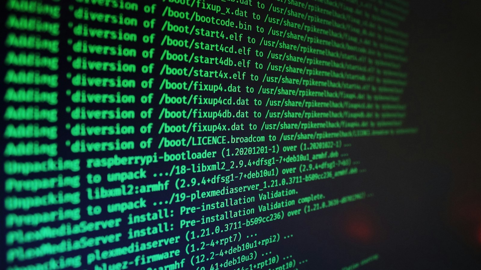 Tela escura com linhas de texto verde de um terminal de computador
