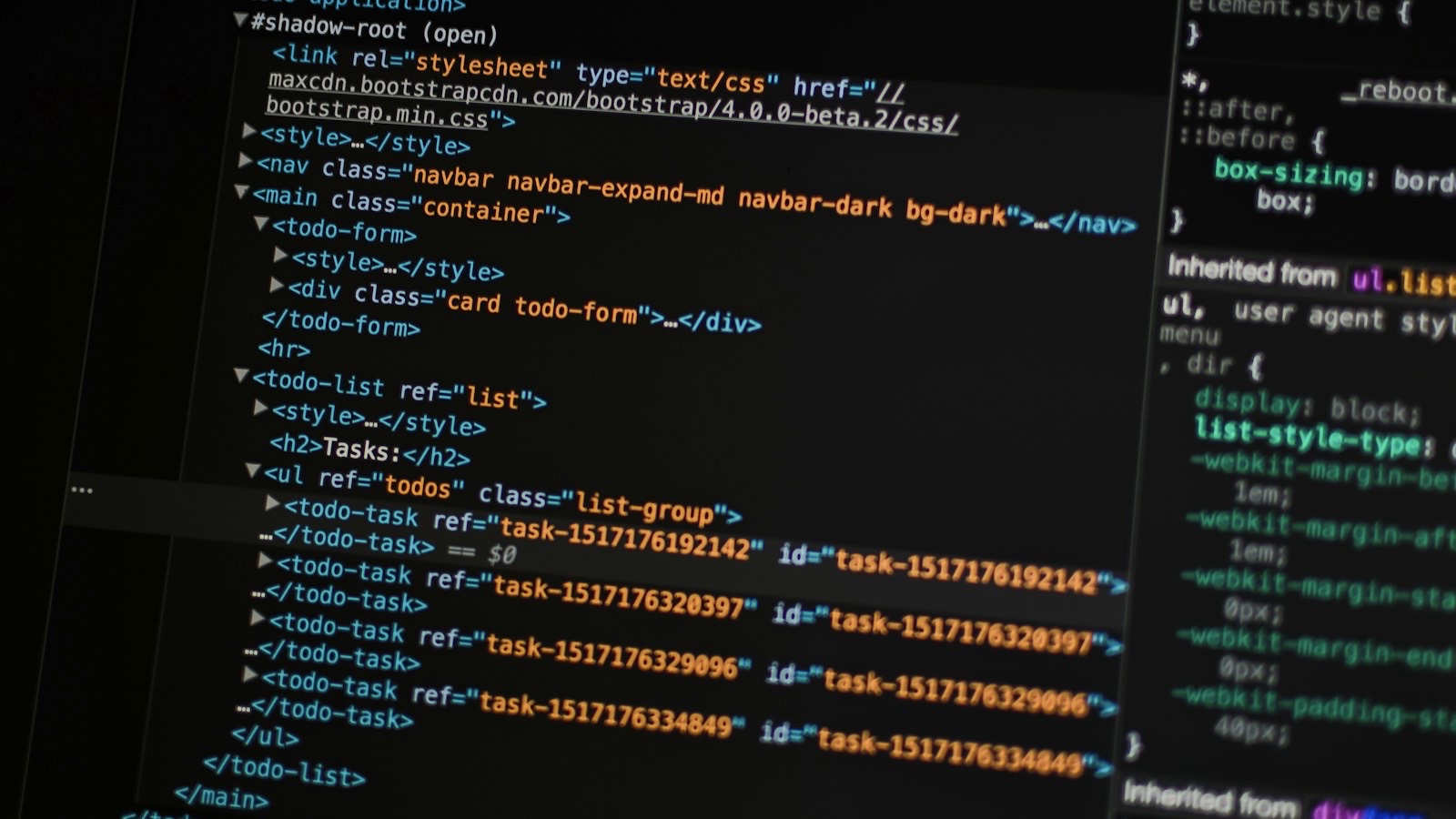 Monitor escuro exibindo linhas de código HTML coloridas